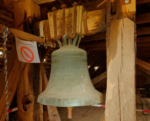 Glocke der Kirche in Wegezin vor der Sanierung am alten Joch