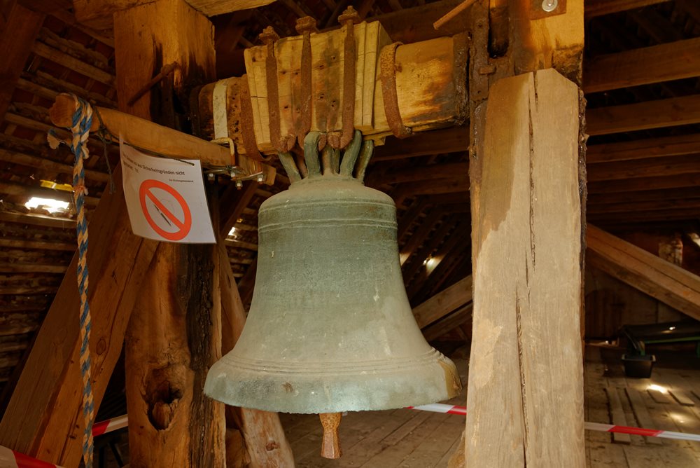 Glocke der Kirche in Wegezin vor der Sanierung am alten Joch Glocke der Kirche in Wegezin vor der Sanierung am alten Joch