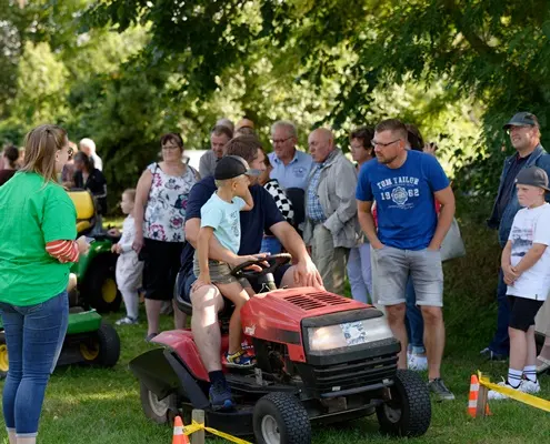 Rasentraktorrennen zum 19. Dorffest 2022 in Wegezin