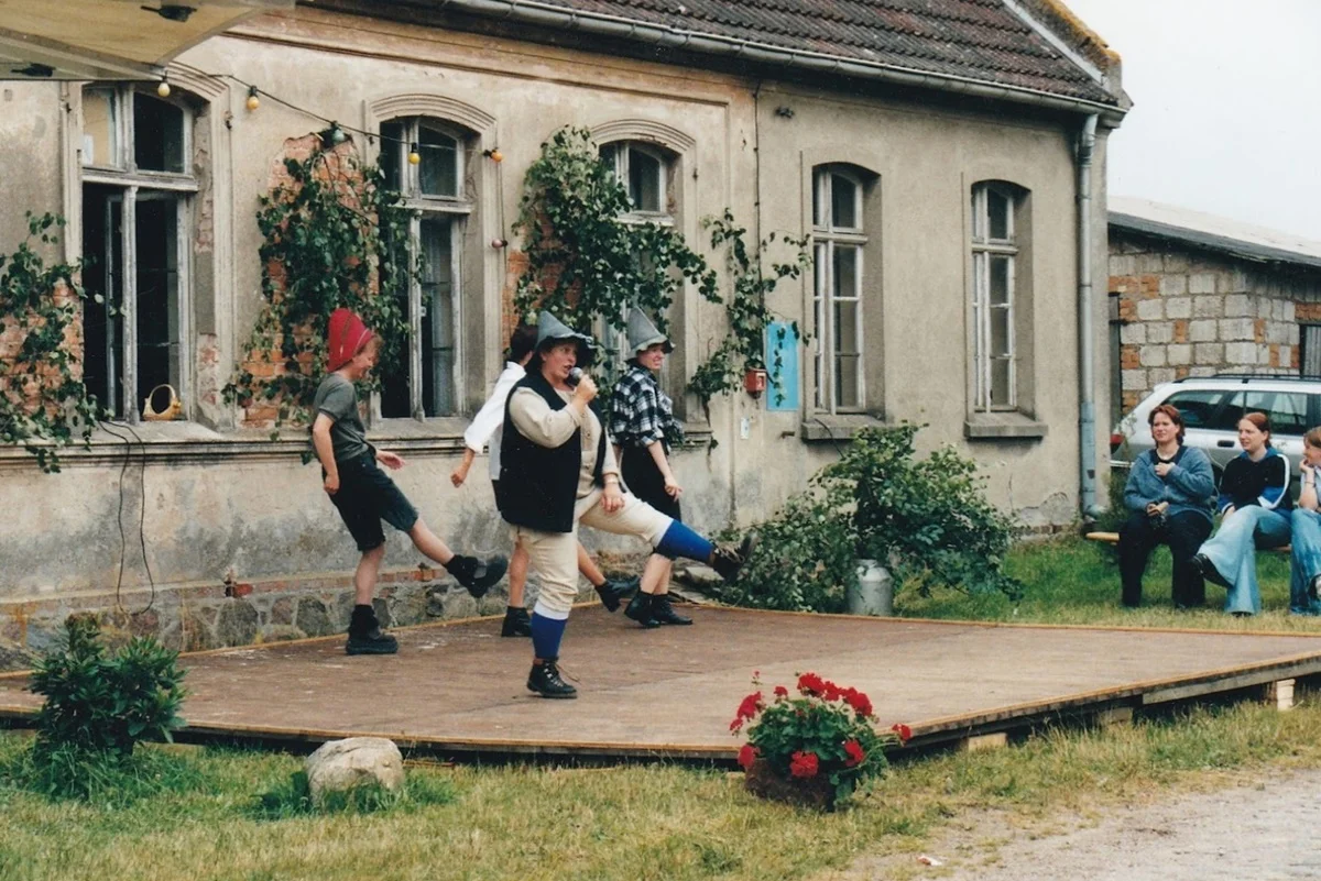 Dorffest Wegezin 2001 vor der alten Gaststätte