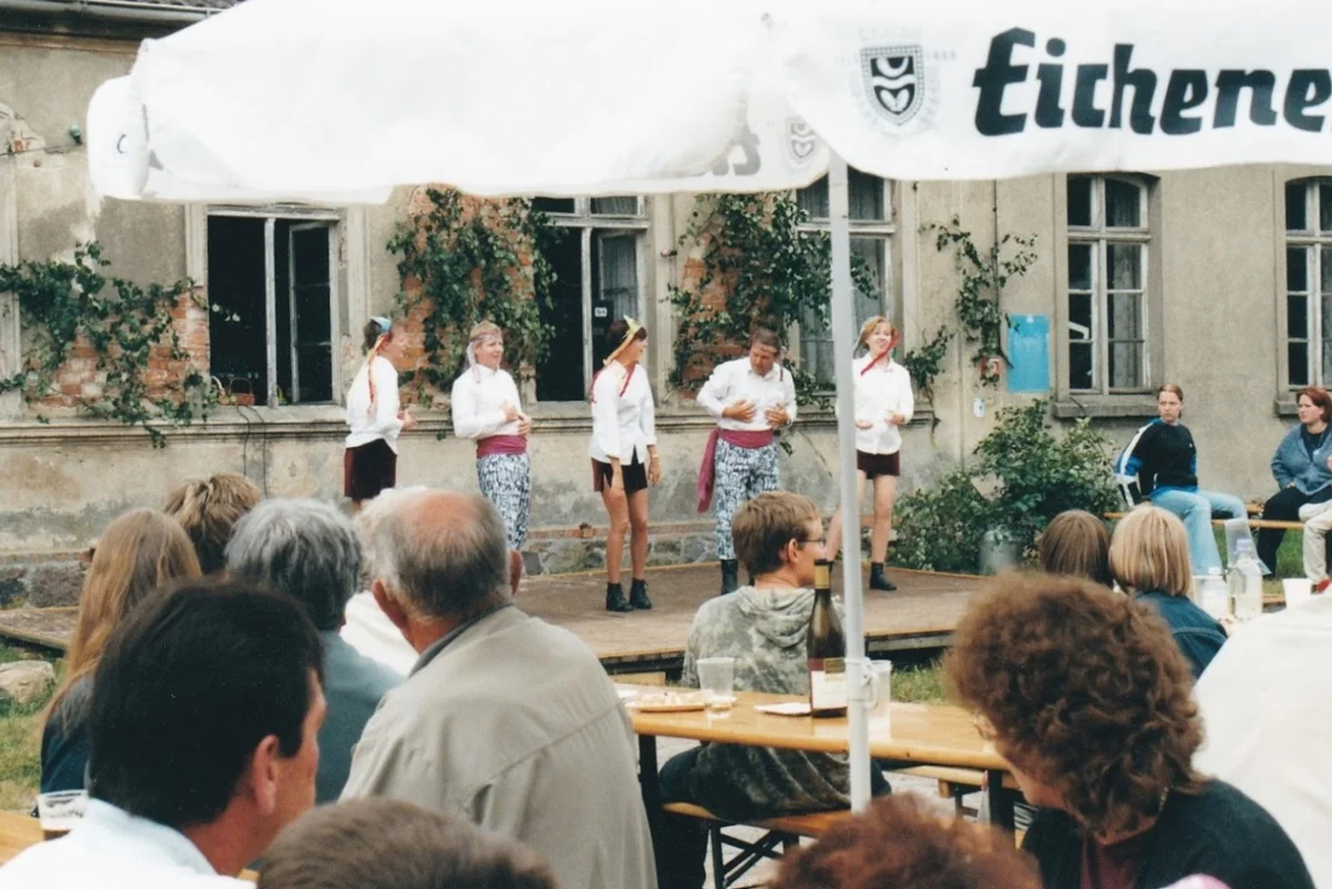 Dorffest Wegezin 2001 vor der alten Gaststätte